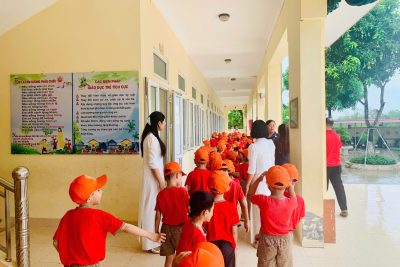 ảnh trẻ tham quan Trường tiểu học